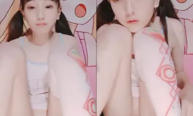 無垢な天井！新人の小さなロリ！指のスナップマンコがうめき声と泣き声、私の小さな淫乱マンコ淫乱常にファック、毛のない白虎柔らかいマンコ、非常に魅惑的な叫び！