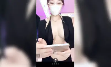 抖音重磅：56W粉絲女神【草莓小甜心】【丁姐】高價走私直播秀 (8)