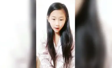 太嫩了！3個學生妹妹~在家全裸自慰~【佳怡】小穴反光~！ (1)