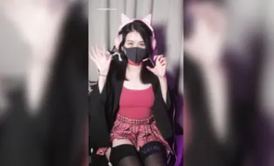 Douyin Internet celebrity contrast bitch "Nipple"'s new sex-oriented October work - Isinasaksak ng Cyberpunk e-sports girl ang headphone cable sa BB para makinig ng musika sa high definition (7)