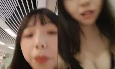 诱人的小骚牌全程露脸户外跑到公共厕所里发骚，逼逼里夹着大黑牛自慰，揉奶玩逼大黑牛摩擦阴蒂尿尿给狼友看