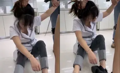 化妝品專賣店的小三被打衣服都扒奶子都露出來了太暴力騎著湊別說還挺漂亮高清720P原版