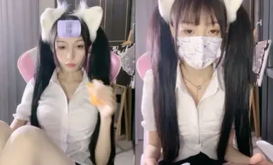 Hoàn toàn tuyệt vời! Trần tinh khiết! Một cô gái xinh đẹp đỉnh cao với đôi tóc đuôi ngựa, đôi chân thon và đôi tất trắng, một thanh thủy tinh nhét vào âm hộ không có lông của cô ấy, và nước trắng chảy ra từ cú đẩy nhanh