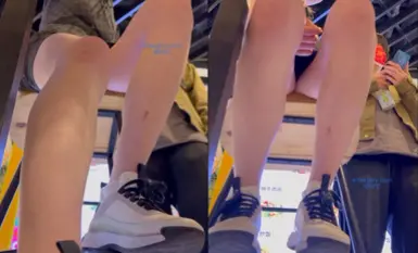 【最新極品抄底】KFC原創超美氣質靚女冬日短裙光腿意外偷拍到反差臟內內一副冷傲欠操的表情超清4K原版