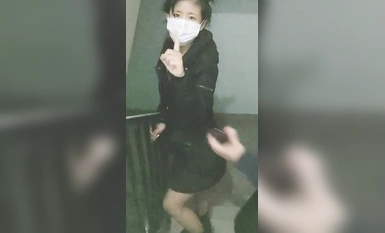 Ang sobrang linga ng asawang si "Qing Qing" na may butt ng peach ay binatukan ang diyosa na si "Qing Qing" na may itim na medyas at katad na damit, isang batang babae na nakamotorsiklo, gusto niyang itinaas ang kanyang puwit at siniil 