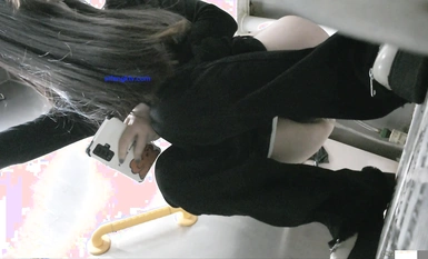 ปรมาจารย์ภาพถ่ายห้องน้ำที่รั่วไหลออกมาล่าสุดในเดือนตุลาคม ย่องเข้าห้องน้ำสาธารณะใกล้มหาวิทยาลัยปกติเพื่อถ่ายภาพพาโนรามาของเด็กนักเรียนสาวสวยจากด้านหน้า - ฉบับที่ 10 - สาวกางเกงดำและแว่นตา