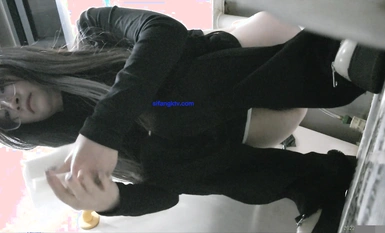 ปรมาจารย์ภาพถ่ายห้องน้ำที่รั่วไหลออกมาล่าสุดในเดือนตุลาคม ย่องเข้าห้องน้ำสาธารณะใกล้มหาวิทยาลัยปกติเพื่อถ่ายภาพพาโนรามาของเด็กนักเรียนสาวสวยจากด้านหน้า - ฉบับที่ 10 - สาวกางเกงดำและแว่นตา