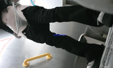 ปรมาจารย์ภาพถ่ายห้องน้ำที่รั่วไหลออกมาล่าสุดในเดือนตุลาคม ย่องเข้าห้องน้ำสาธารณะใกล้มหาวิทยาลัยปกติเพื่อถ่ายภาพพาโนรามาของเด็กนักเรียนสาวสวยจากด้านหน้า - ฉบับที่ 10 - สาวกางเกงดำและแว่นตา