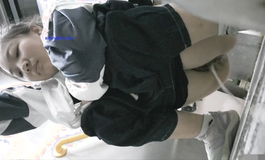 October the latest out of the toilet shoot God dive into the public toilet near the Normal University front panoramic sneak peep youth pretty schoolgirls 10th-sweatpants girl