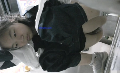 October the latest out of the toilet shoot God dive into the public toilet near the Normal University front panoramic sneak peep youth pretty schoolgirls 10th-sweatpants girl