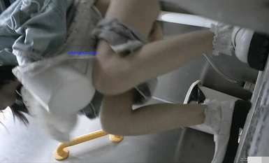 十月最新流出廁拍大神潛入 師范大學附近公共廁所正面全景偷拍青春靚麗學妹第十期碎花牛仔外套