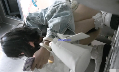 十月最新流出廁拍大神潛入 師范大學附近公共廁所正面全景偷拍青春靚麗學妹第十期碎花牛仔外套