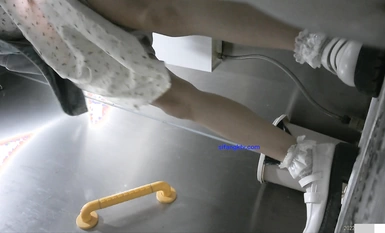 十月最新流出廁拍大神潛入 師范大學附近公共廁所正面全景偷拍青春靚麗學妹第十期碎花牛仔外套