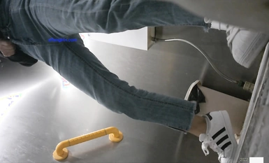 October the latest out of the toilet shoot God sneaked into the public toilet near the Normal University front panoramic sneak peep youth pretty schoolgirls tenth - black jeans