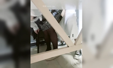 남편의 사무실에서 아들의 거시기로 가득 찼습니다.