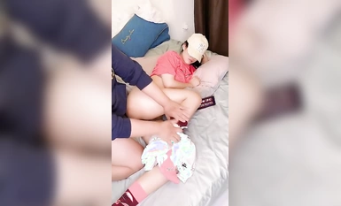 [Isteri nakal terbaik dan suami isteri yang gila] Isteri super nakal berperahu pic "Qing Qing" berkostum faraj nakal teman wanita gaya Republik mesti berkrim dan disentuh untuk memuaskannya (2)