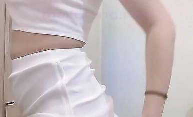 "Taiwanese Couple Leaks" berpura-pura menjadi guru tarian dan meminta seorang gadis muda dengan suara melengking membuka abalon untuk melihat sama ada ia masih dara