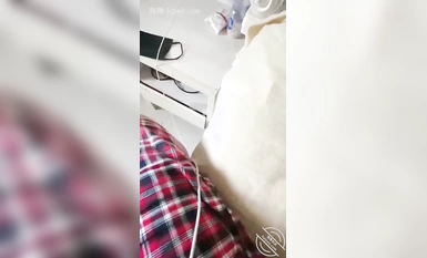 【最新封神 母子亂倫】海角社區[亂倫愛好者]我和媽媽新作-媽媽被我操尿了 高潮三次 從床上操到客廳沙發 大汗淋漓超爽