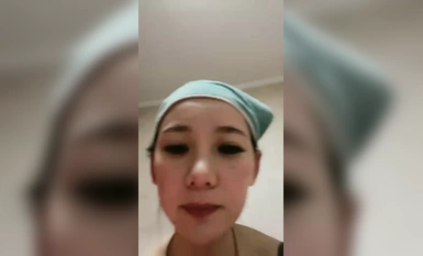 新人美少婦居家操逼！多毛騷逼雙指扣入！掰開騷逼，開檔黑絲後入肥臀，騎乘姿勢深插射在嘴裡