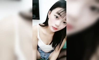 Perempuan murahan berstokin hitam dan bertumit tinggi menunjukkan wajahnya semasa pertunjukan langsung bertenaga tinggi itu tidak mempunyai sedikit rambut tersepit keluar pantat kecilnya dan telah kacau.