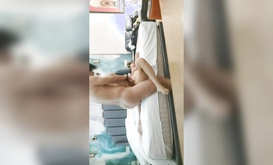 無慈悲なチンポ】ネットで有名な周辺美女の大団円、跪いて巨根を咥え、腰を抱いて激務に突入、バチバチとビンタ音で茫然自失の喘ぎ声。