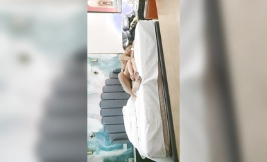 無慈悲なチンポ】ネットで有名な周辺美女の大団円、跪いて巨根を咥え、腰を抱いて激務に突入、バチバチとビンタ音で茫然自失の喘ぎ声。