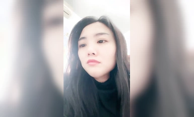 Ang pinakamahusay na babae na may malalaking suso ay nagpapakita ng kanyang mukha habang nagtatrabaho, upang maaliw ka sa pinto at ibinuhos ang pinakamagagandang malalaking suso para makita ng kaibigang lobo umihi para makita mo.