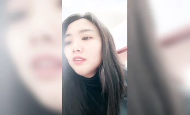 Ang pinakamahusay na babae na may malalaking suso ay nagpapakita ng kanyang mukha habang nagtatrabaho, upang maaliw ka sa pinto at ibinuhos ang pinakamagagandang malalaking suso para makita ng kaibigang lobo umihi para makita mo.