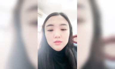 Ang pinakamahusay na babae na may malalaking suso ay nagpapakita ng kanyang mukha habang nagtatrabaho, upang maaliw ka sa pinto at ibinuhos ang pinakamagagandang malalaking suso para makita ng kaibigang lobo umihi para makita mo.