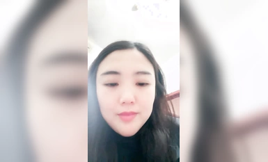 Ang pinakamahusay na babae na may malalaking suso ay nagpapakita ng kanyang mukha habang nagtatrabaho, upang maaliw ka sa pinto at ibinuhos ang pinakamagagandang malalaking suso para makita ng kaibigang lobo umihi para makita mo.