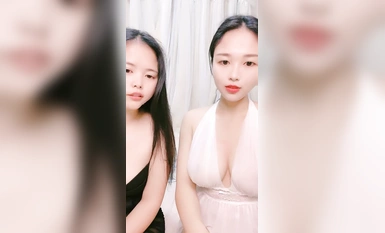 酒窩甜美小姐姐！姐妹一起雙女秀！假屌磨穴互插，舌吻掏出奶子舔弄，翹起大白肥臀後入抽插