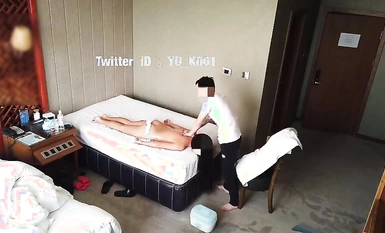 推特綠帽大神YQ未流出勁作 騷貨老婆誘惑血氣方剛的年輕技師 小伙沒忍住拔下內褲直接插了進去