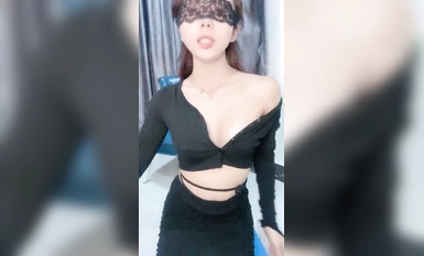 模特氣質妹子第一視角蹲下口交，細膩口活好，女上位無套搖繳槍內射特寫流出精液