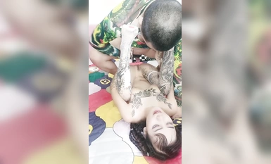 滿身紋身辯子小妹妹！居家炮友激情操逼！白色網襪正入抽插，主動騎乘位猛操，嬌喘呻吟浪叫