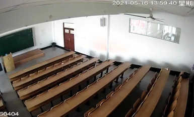 Sa isang klasikong klase sa physical education, tumakbo ang mag-asawa sa study room para maglaro sa field games.