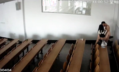 Trong một giờ học thể dục cổ điển, một cặp đôi chạy vào phòng học chơi trò chơi dã ngoại, ai ngờ trong phòng trực lại có người nhìn vào camera chờ nhà trường trừng phạt?