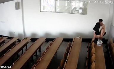 Trong một giờ học thể dục cổ điển, một cặp đôi chạy vào phòng học chơi trò chơi dã ngoại, ai ngờ trong phòng trực lại có người nhìn vào camera chờ nhà trường trừng phạt?