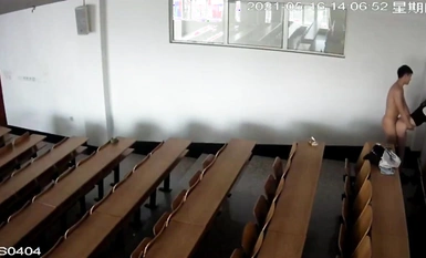Trong một giờ học thể dục cổ điển, một cặp đôi chạy vào phòng học chơi trò chơi dã ngoại, ai ngờ trong phòng trực lại có người nhìn vào camera chờ nhà trường trừng phạt?
