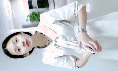 화장실은 매우 아름다운 흰 치마 여신의 오줌을 쏘고, 그녀의 보지를 쏘고, 그녀와 함께 수염을 쏘고, 숙녀는 입을 웃습니다!