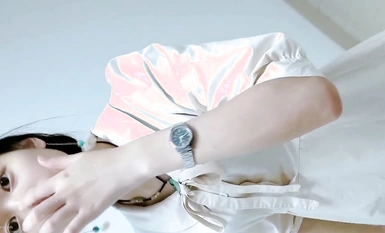 화장실은 매우 아름다운 흰 치마 여신의 오줌을 쏘고, 그녀의 보지를 쏘고, 그녀와 함께 수염을 쏘고, 숙녀는 입을 웃습니다!