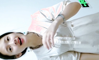 화장실은 매우 아름다운 흰 치마 여신의 오줌을 쏘고, 그녀의 보지를 쏘고, 그녀와 함께 수염을 쏘고, 숙녀는 입을 웃습니다!