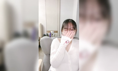 眼鏡清純美少女桃子！極品大白美臀！翹起屁股抖動，手指扣穴拍打水聲嘩嘩，嬌喘呻吟超誘人