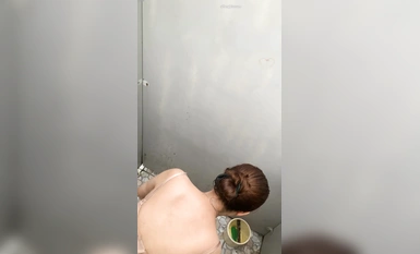 [Premium TP] Sumilip sa iba't ibang binibini na umiihi, naliligo at nagpapalit ng damit sa partitioned bathroom sa beach! Nagpe-film pa rin pagkatapos matuklasan (9)