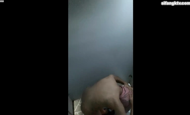 【精品TP】海邊隔板浴室偷窺各種小姐姐  撒尿沖涼換衣服！被發現還繼續拍 (13)