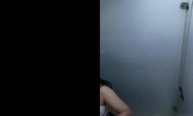 【精品TP】海邊隔板浴室偷窺各種小姐姐 撒尿沖涼換衣服！被發現還繼續拍 (20)