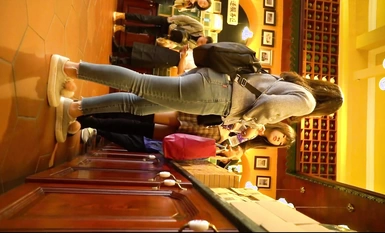 แหล่งรวมสาวงามกวาดถนนคนเดินช้อปปิ้งมอลล์ สู่การล่าราคาสุดขีด หลากสไตล์ใต้กระโปรงของหญิงสาว (14)