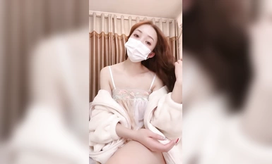 性感顏值美女新人下海！吊帶情趣睡衣！大奶抹上精油，多毛騷穴穿上網襪，跳蛋震動騷逼