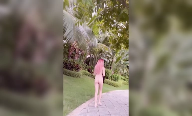 최고의 노출 아티스트 나나는 이제 최신 미친 노출을 선보이고 있습니다. 그녀는 마치 금지 된 땅에있는 것처럼 거리를 돌아 다니며 사람들 앞에서 온갖 종류의 노출을 과시 할만큼 대담합니다 (1).