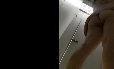 【精品TP】海邊隔板浴室偷窺各種小姐姐 撒尿沖涼換衣服！被發現還繼續拍 (15)