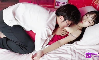 Tangtang ผู้มีชื่อเสียงทางอินเทอร์เน็ตเข้าร่วมงานแต่งงานของเพื่อนสนิทของเธอในวันชาติและถูกวางยาและบังคับให้มีเพศสัมพันธ์โดยผู้ชายที่ดีที่สุด